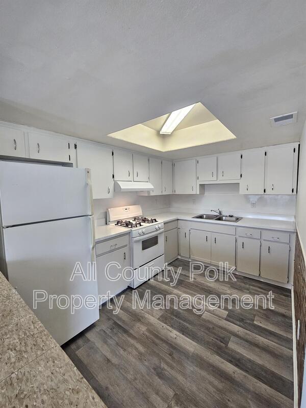 Building Photo - 3037 St Paul Dr