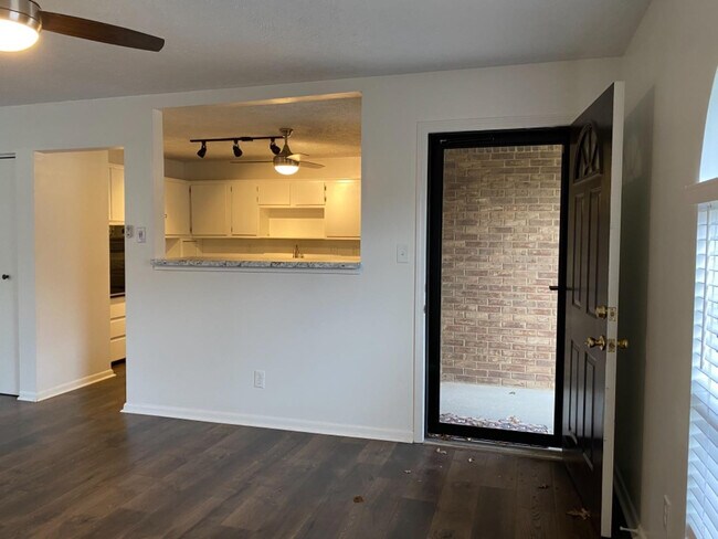 Building Photo - 841 Ridgebrook Rd