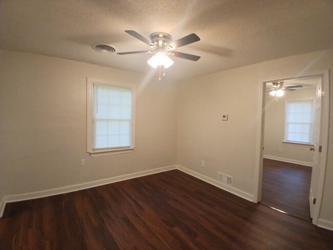 Building Photo - Comfortable 4 bedroom 1 bath home - Open T...