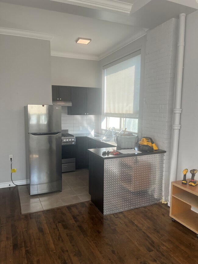 Photo du bâtiment - Bachelor _ Queen and Broadview