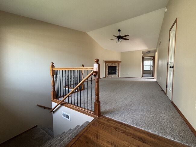 Building Photo - 415 Aaron Dr