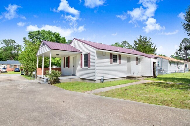 Foto del edificio - ADORABLE 3 BR | 1 BA HOME - 2 Car Detached...