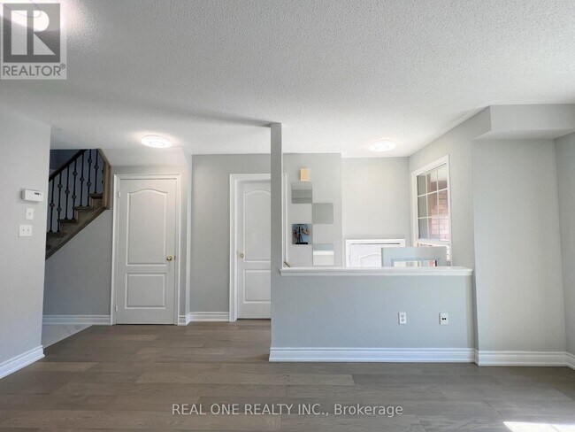 Building Photo - 5530 Glen Erin Dr