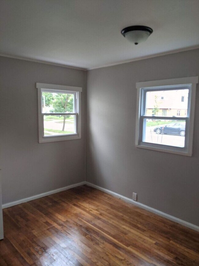Building Photo - 3 bedroom Single Family Home