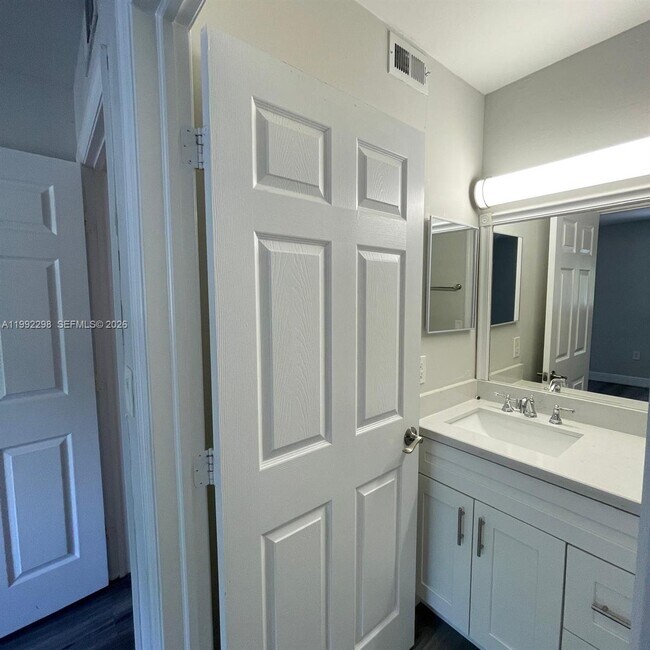 Foto del edificio - 301 Palm Cir E