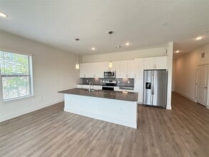 Building Photo - 641 W Crosstimbers St