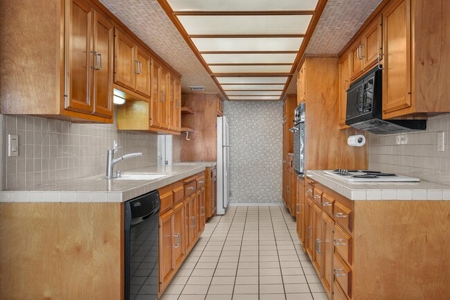 Building Photo - 11656 Montana Ave