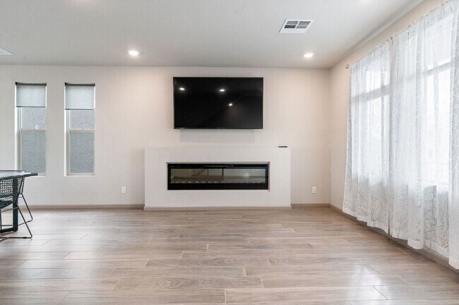 Building Photo - stunning 3-bedroom, 2.5-bathroom Tri Level...