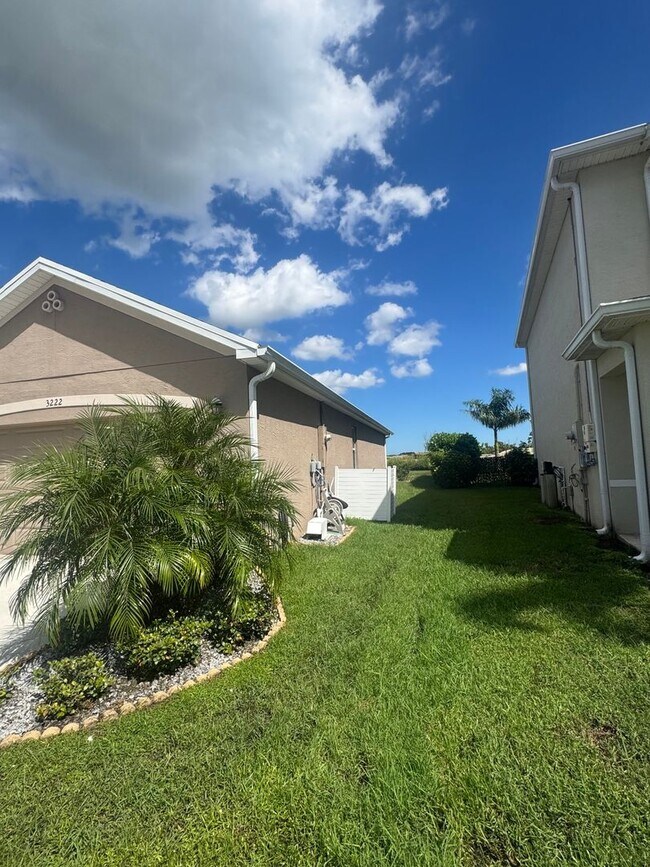 Foto del edificio - 3222 Trinity Cir