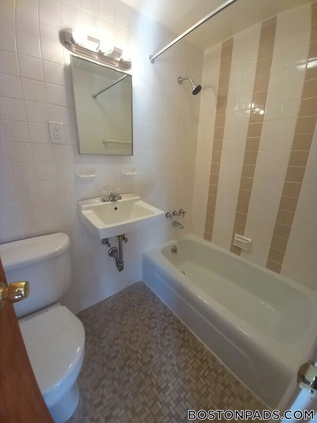 Foto del edificio - 172 N Beacon St