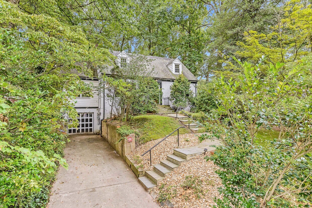 Primary Photo - 4 bed 2.5 bath - Silver Spring Colonial - ...