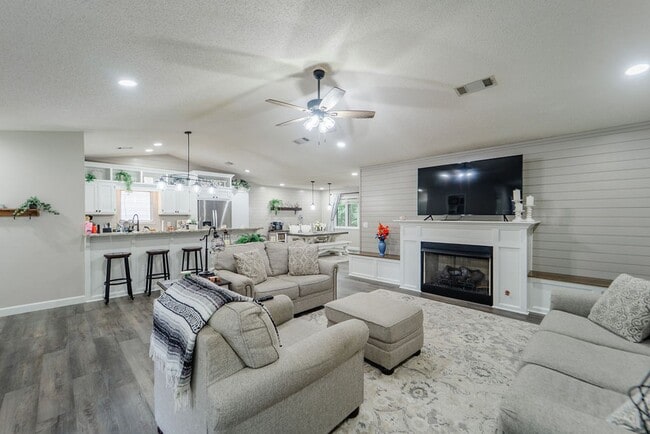 Building Photo - Charming 4 bedroom, 3 bathroom with lots of outdoor living space.