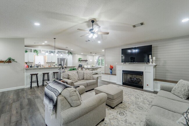 Foto del edificio - Charming 4 bedroom, 3 bathroom with lots of outdoor living space.