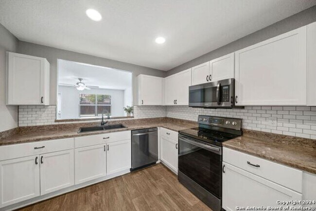 Foto del edificio - 5 Bedrooms/3.5 Bathroom Laurel Vista Subdi...