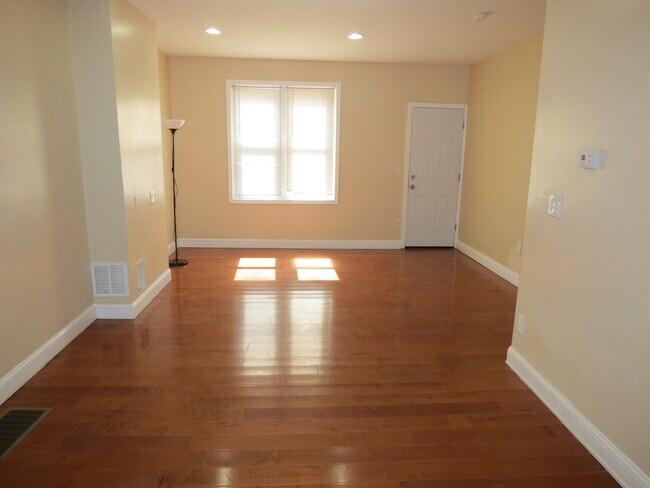 Foto del edificio - Great 2 Bedroom Available in Lower Moyamen...