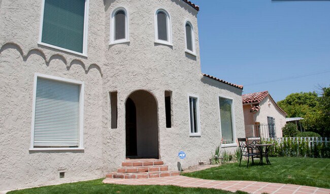 Front of triplex - 545 N Vista St