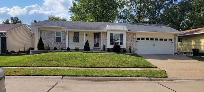 Building Photo - 3 bedroom 3 bathroom house with lots of extras