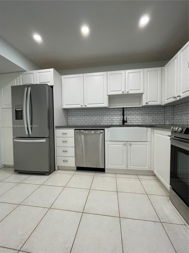 Building Photo - 4200 Hillcrest Dr