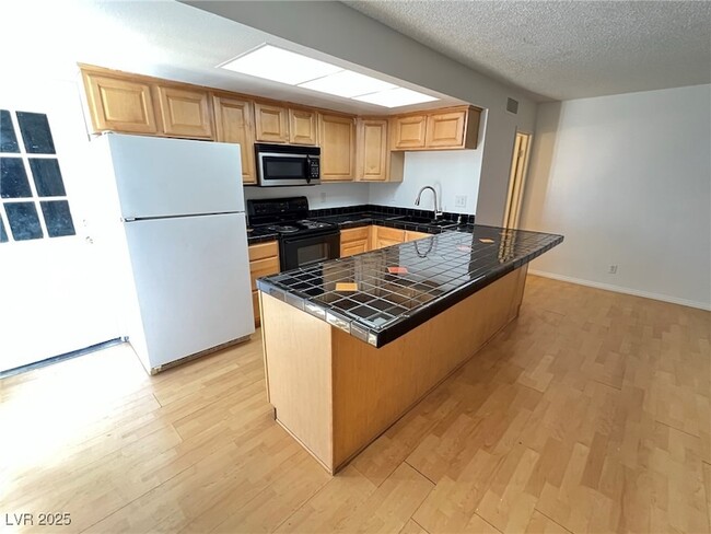 Foto del edificio - 913 Willow Tree Dr