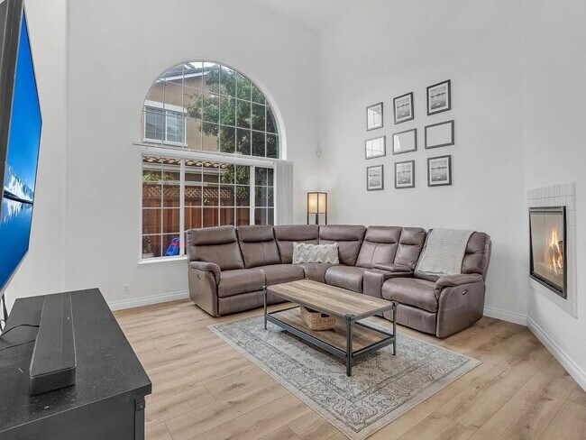 Building Photo - 3-Bed Bright Morgan Hill Home in a Desirable Neighborhood