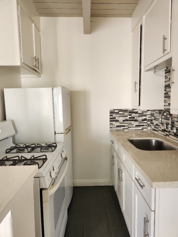 Building Photo - 1909 Beachwood Dr