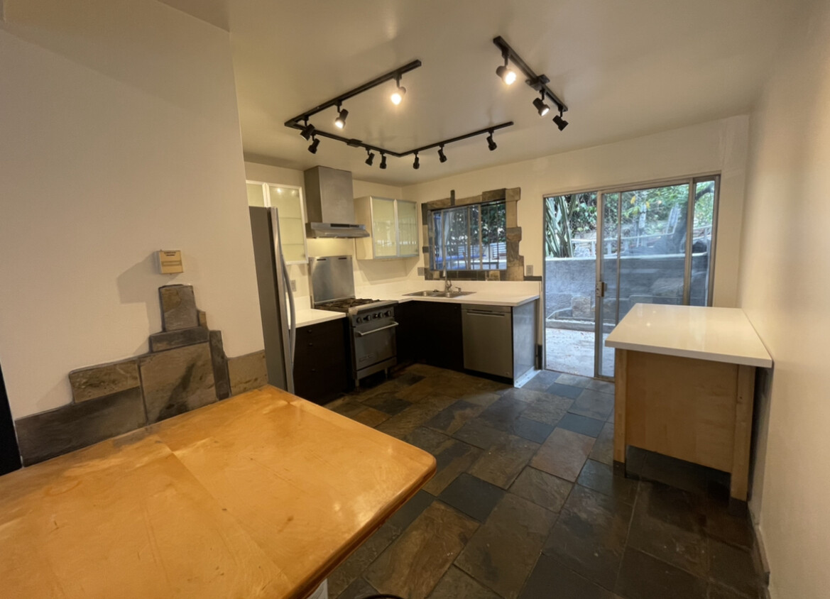 Kitchen - 1320 Mohawk St