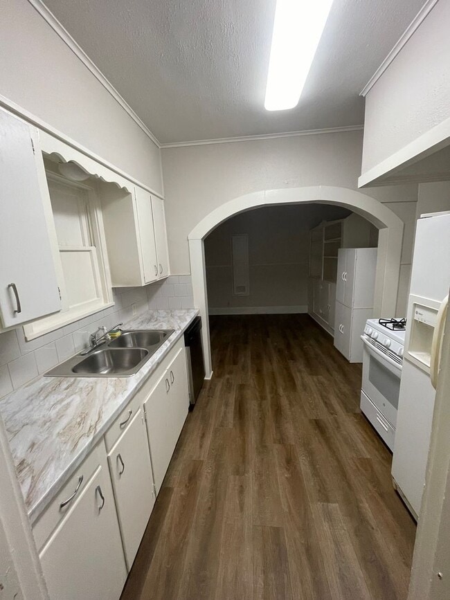 Building Photo - Beautiful One Bedroom Unit in Broadmoor