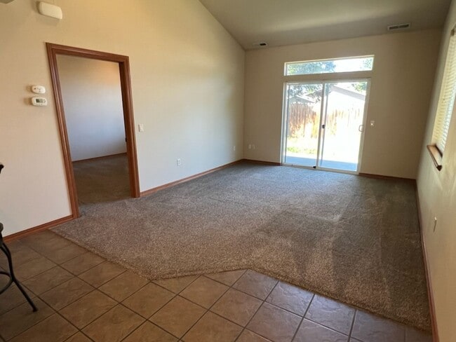 Building Photo - 3 bed/2.5 bath townhome! Double garage, a/...