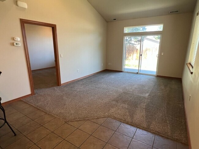 Foto del edificio - 3 bed/2.5 bath townhome! Double garage, a/...