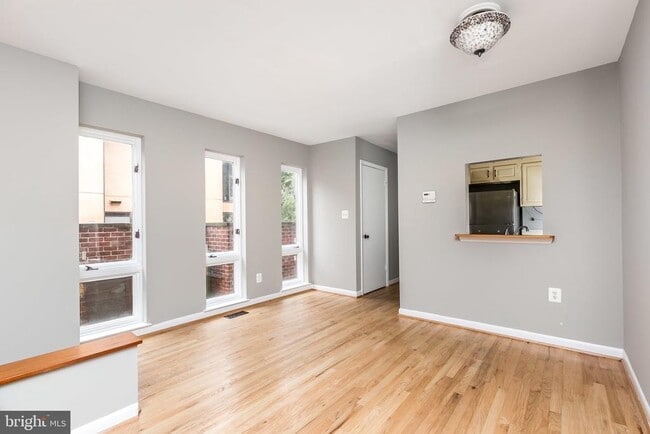 Building Photo - 17 W Hill St