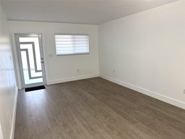 Foto del edificio - 3375 W 76th St