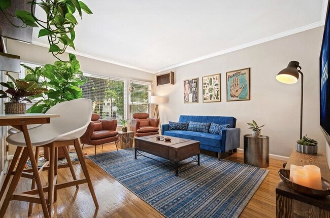 Foto del edificio - 3319 Barham Blvd