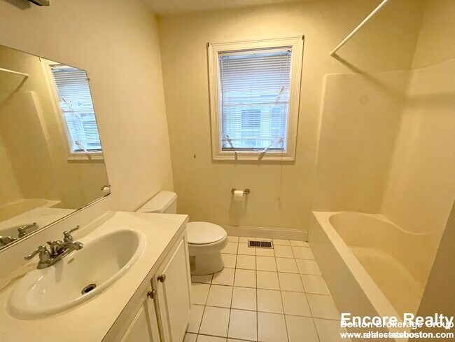 Foto del edificio - 128 Hillside St