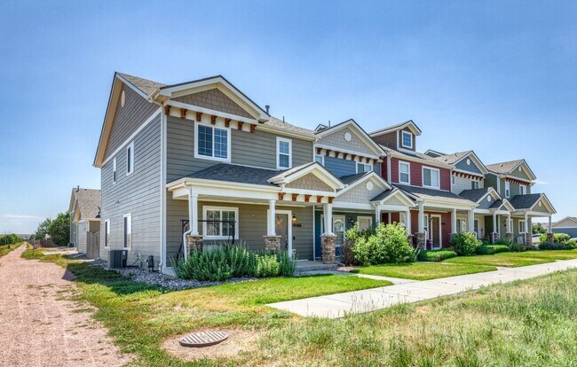 Building Photo - Cute End Unit 3 Bedroom Townhome in Lorson...