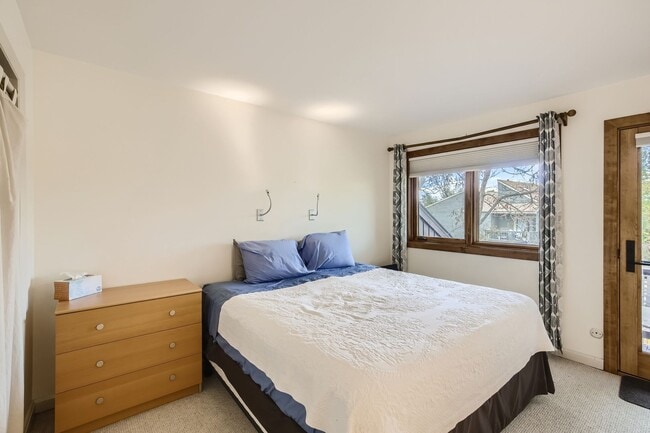 Building Photo - Convenient 2 BDR / 2.5 BA near all things ...