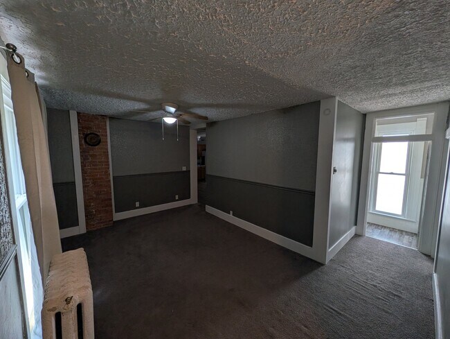 Building Photo - 130 1/2 W North St