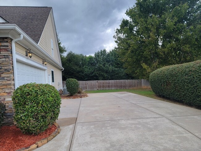 Building Photo - 627 Burgamy Pass