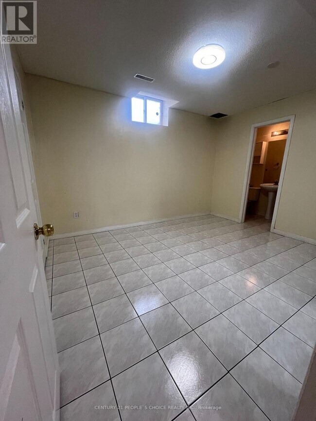 Building Photo - 558 Kaiser Dr