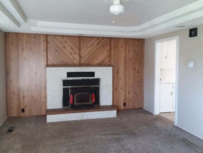 Foto del edificio - N. 24th Ave 2 bedroom House w/DOUBLE GARAGE!