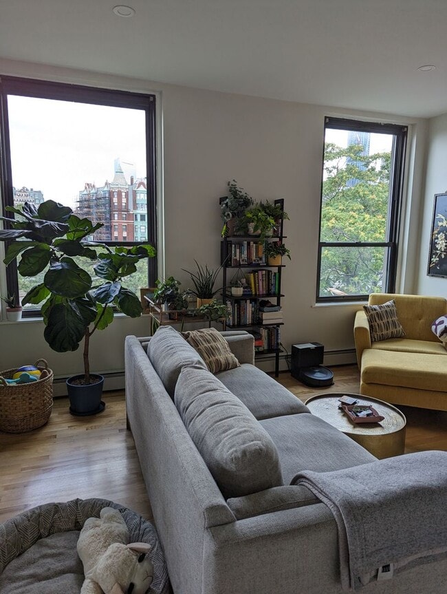 Building Photo - Kenmore Square 2 bedroom 2 bath with parking