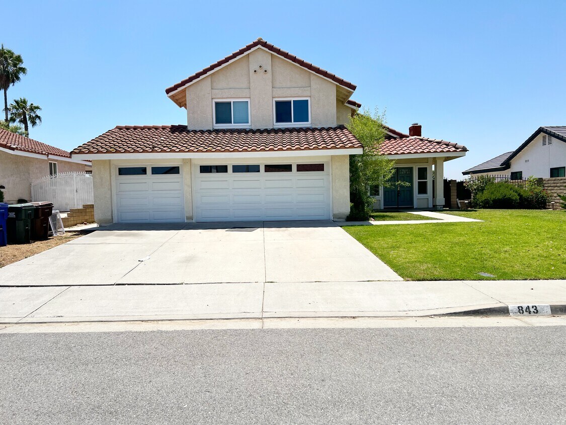 Primary Photo - 843 Rimrock Cir