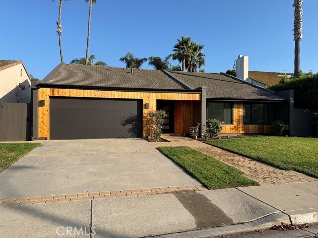 Building Photo - 15999 Via De Las Palmas