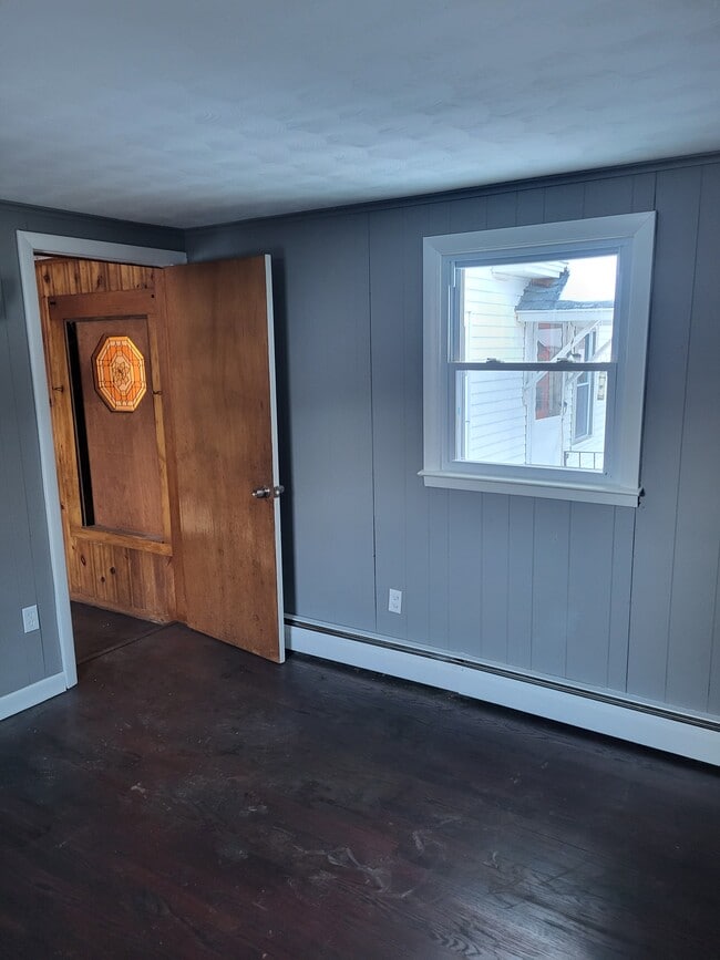 Building Photo - 107 Meadow St