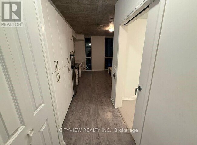 Photo du bâtiment - 1900 Simcoe St N