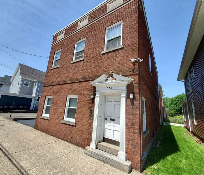 Building Photo - 308 W 8th St