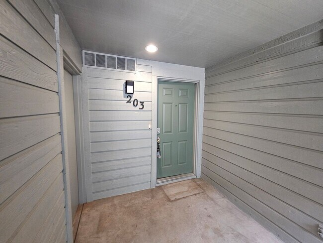 Foto del edificio - Charming 2-Bedroom Condo in Rockrimmon – C...