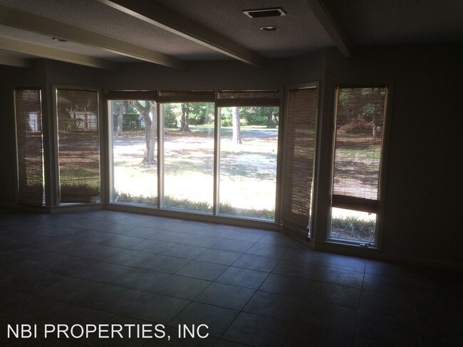 Building Photo - 230 Country Club Rd