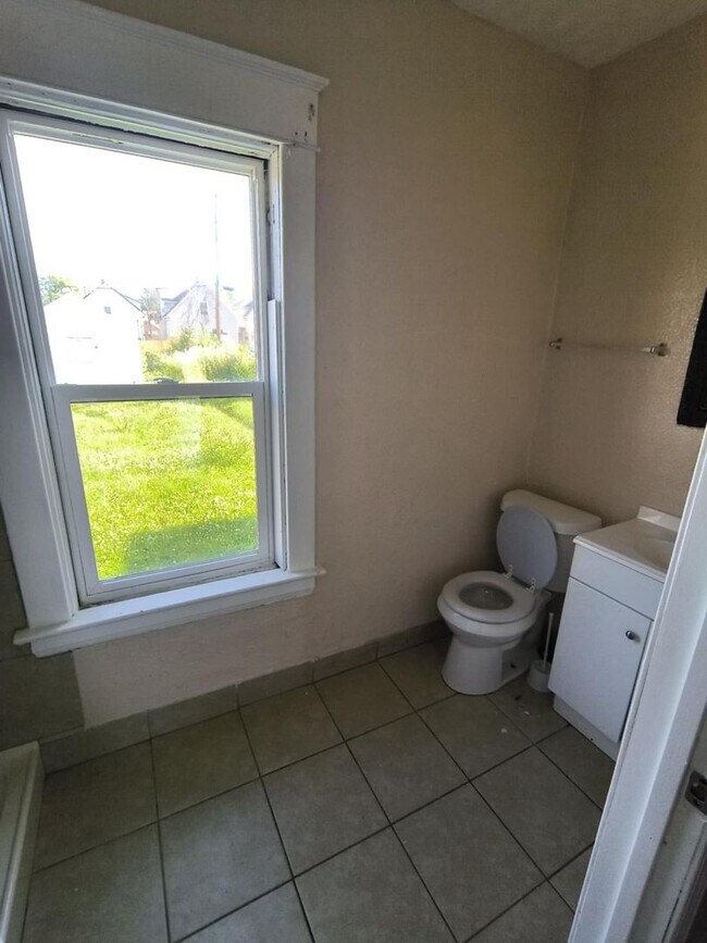 Foto del edificio - Spacious 3 Bedroom 1 Bath Located in East ...