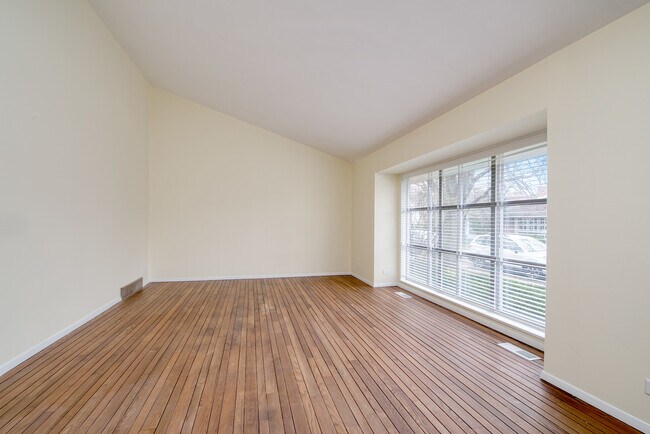 Building Photo - 624 Carriage Hill Dr