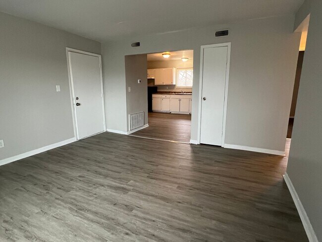 Building Photo - East Ridge Apartments - Remodeled 2 bedroom unit w/ Balcony
